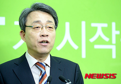 【서울=뉴시스】박문호 기자 = 국민의당 김성식 최고위원이 21일 오전 서울 마포구 도화동 국민의당 당사 브리핑실에서 기자회견을 열고 20대 총선 관악 갑 공식 출마를 선언하고 있다. 2016.02.21.   go2@newsis.com