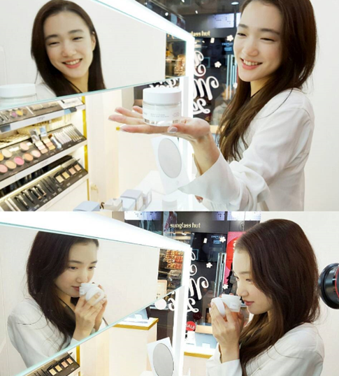 홍콩 벨포트 매장의 헉슬리. (사진 출처 : 인스타그램)