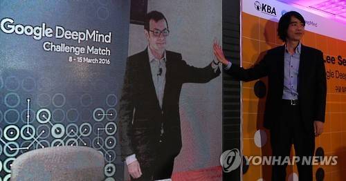 하이파이브하는 이세돌 9단     (서울=연합뉴스) 류효림 기자 = 22일 서울 성동구 홍익동 한국기원 대국장에서 열린 이세돌 알파고 구글 딥마인드 챌린지 매치 기자간담회에서 화상으로 연결된 데미스 하사비스(Demis Hassabis) 구글 딥마인드 CEO와 손을 맞대고 있다.      ryousanta@yna.co.kr