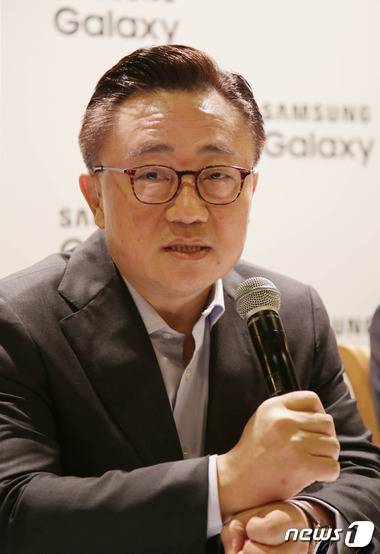 고동진 삼성전자 무선사업부 사장이 22일(현시시간) 바로셀로나에서 기자간담회를 열고 전략 스마트폰 갤럭시S7 출시에 앞서 향후 계획을 밝히고 있다. © News1