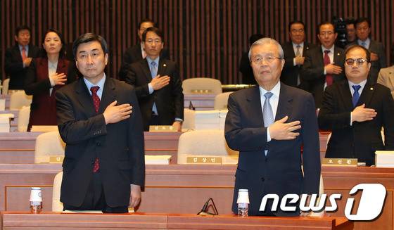 김종인 더불어민주당 비상대책위원회 대표와 이종걸 원내대표를 비롯한 의원들이 23일 오후 서울 여의도 국회에서 열린 의원총회에서 국기에 대한 경례를 하고 있다. 2016.2.23/뉴스1 © News1 박지혜 기자