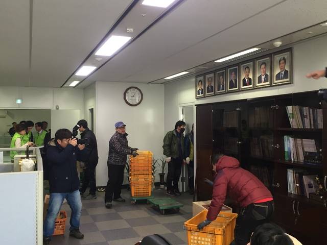 경기도 성남시 공무원들이 23일 시청사 안 민주평통 성남시협의회 사무실에서 행정대집행 영장을 고지하고 강제 퇴거 조처를 하고 있다. 성남/김기성 기자 player009@hani.co.kr