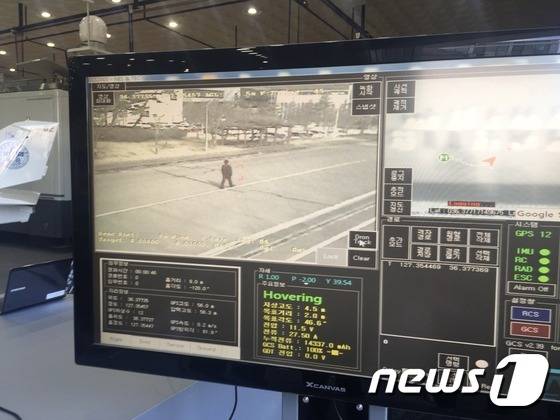 항우연은 24일 밤늦게 귀가하는 여성을 위한 안심귀가 서비스 무인기도 선보였다. 소형 카메라가 장착된 무인기가 5미터 상공에서 귀가하는 여성을 따라다니며 촬영한 영상을 실시간으로 본인 혹은 가족에게 전송하게 된다 © News1