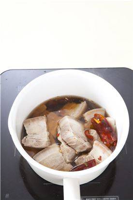 3. 냄비에 조림장 재료를 넣고 끓여 삶은 돼지고기를 넣어 간이 배도록 20~30분 정도 은근한 불에서 졸인다.