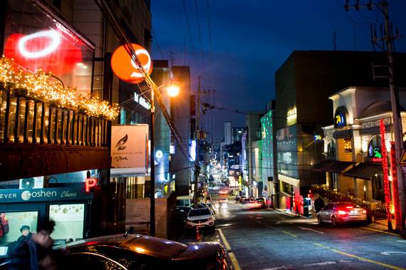 청담언덕에서 압구정 대로를 내려다본 전경.