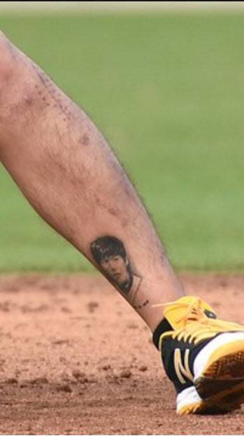 자신의 얼굴이 그려진 강정호의 왼 다리. [매커친 트위터 캡쳐]