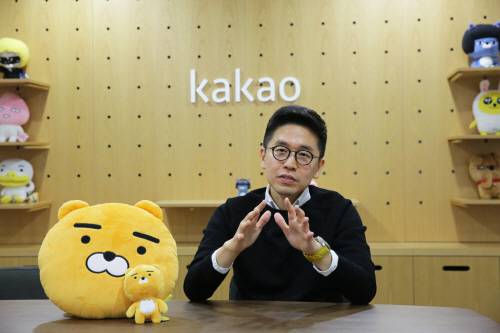 윤윤재 카카오 브랜드 총괄이사가 카카오 프렌즈 신규 캐릭터 ‘라이언(왼쪽 인형)’의 탄생비화에 대해 이야기하고 있다. [사진제공 = 카카오]