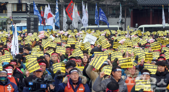 지난달 30일 오후 서울광장에서 열린 ‘노동개악 저지 전국 노동자 대회‘ 에 참가한 민주노총 조합원들이 손피켓을 들고 구호를 외치고 있다. 황진환기자