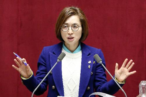 더불어민주당 은수미 의원이 24일 오전 서울 여의도 국회본회의장에서 테러방지법 본회의 의결을 막기 위한 무제한 토론(필리버스터)을 하고 있다. 은 의원은 이날 오전 2시 30분부터 발언을 시작해 현재(24일 오전 11시 45분)까지 발언을 이어가고 있다. (사진=박종민 기자)