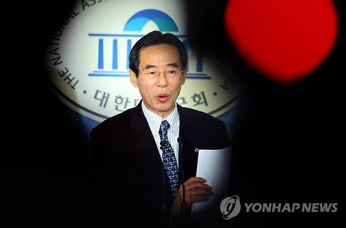 공천배제 관련 발표하는 홍창선 더민주 공천관리위원장      (서울=연합뉴스) 황광모 기자 = 더불어민주당 홍창선 공천관리위원장이 24일 오후 국회에서 열린 기자회견에서 20대 총선 후보자 컷오프(공천배제)와 관련해 발표하고 있다. 더불어민주당 공천관리위원회는 24일 현역의원 평가 결과 하위 20%에 포함된 10명을 공천에서 원천 배제했다. 여기에는 지역구 의원 6명과 비례대표 4명이 포함돼 있다.      hkmpooh@yna.co.kr