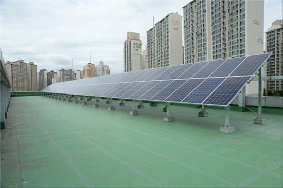 The government is planning to encourage individuals to trade electricity generated from solar panels. Yonhap