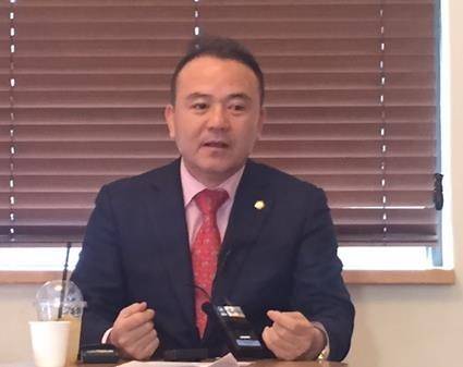 (서울=연합뉴스) 김정선 기자 = 이우환 화백 대리인 최순용 변호사가 26일 서울 삼청동 한 카페에서 기자회견을 하고 있다.