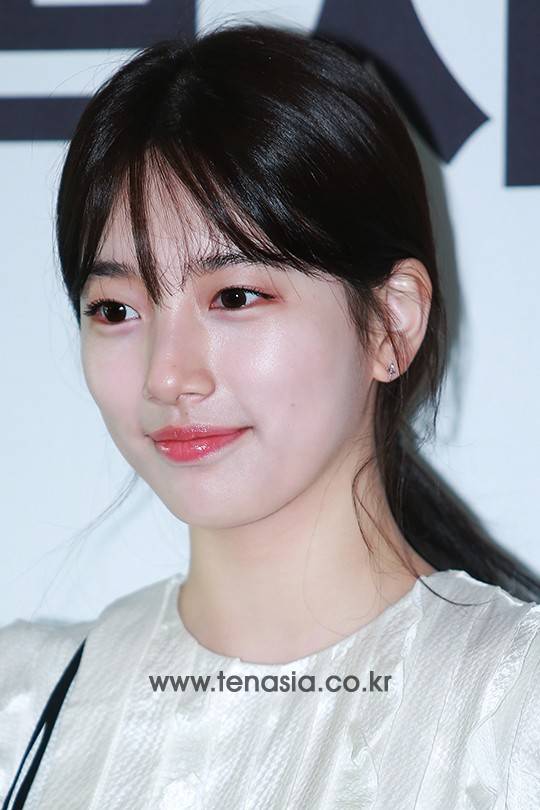 수지가 포토타임을 갖고 있다.