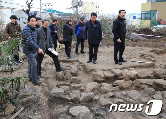 27일 원희룡 제주지사가 지역주민, 전문가 등과 함께 ‘제주시 원도심 성굽길 답사’를 하고 있다.© News1