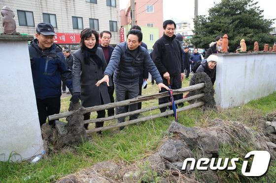 27일 원희룡 제주지사가 지역주민, 전문가 등과 함께 ‘제주시 원도심 성굽길 답사’를 하고 있다.© News1