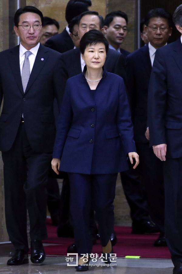 박근혜 대통령이 2월 16일 오전 국회에서 북한의 4차 핵실험과 장거리 미사일 발사 등 국정과 관련한 연설을 하기 위해 본회의장으로 향하고 있다. / 김창길 기자