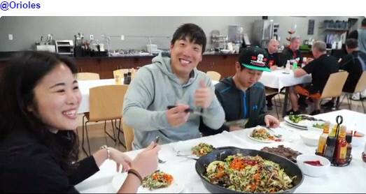 김현수가 볼티모어의 비빔밥 선물에 대해 “한국보다 더 맛있다”며 엄지 손가락을 들어보이고 있다. | 볼티모어 트위터 영상 캡처