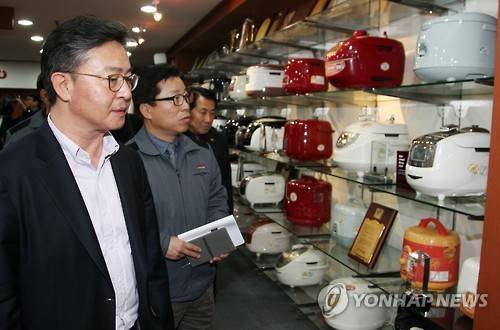 쿠쿠전자 찾은 통일부 장관     (양산=연합뉴스) 이정훈 기자 = 홍용표 통일부 장관이 27일 개성공단 입주기업인 경남 양산시 유산공단내 쿠쿠전자를 방문해 이 회사가 생산한 전기밥솥 제품을 살펴보고 있다. 2016.2.27     seaman@yna.co.kr