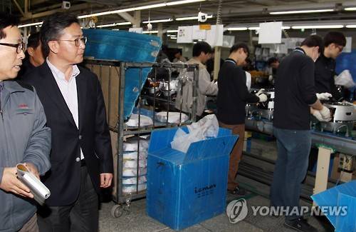 쿠쿠전자 찾은 통일부 장관     (양산=연합뉴스) 이정훈 기자 = 홍용표 통일부 장관이 27일 개성공단 입주기업인 경남 양산시 유산공단내 쿠쿠전자를 방문해 전기밥솥 생산라인을 둘러보고 있다. 2016.2.27     seaman@yna.co.kr
