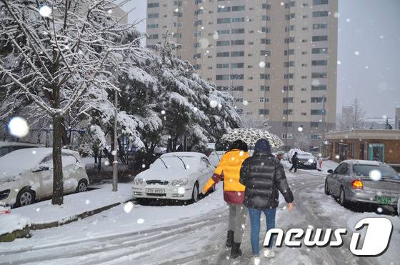 28일 강원도에는 2월의 마지막을 장식하는 함박눈이 펑펑 내리고 있다. 강원도 15개 시군에 대설주의보가 발효 중인 가운데 원주에는 폭설로 인해 오가는 차량이 뜸해지고 인적도 사라졌다. 2016.2.28/뉴스1 © News1 신효재 기자