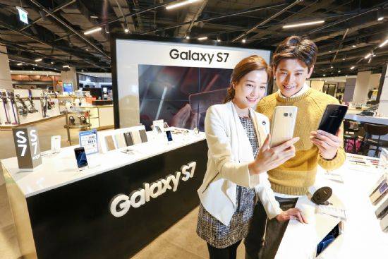 삼성전자가 '갤럭시S7 엣지'와 '갤럭시S7'의 국내 출시에 앞서 전국 2,100여개 매장에 제품을 전시하고 다음달 4일부터 예약 판매를 시작한