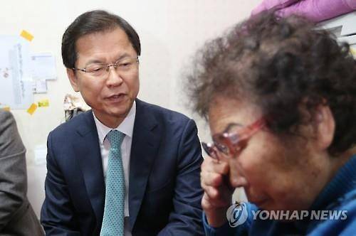 (광주=연합뉴스) 박철홍 기자 = 국민의당 천정배 공동대표가 28일 오전 광주 서구 양동에서 근로정신대 피해자 양금덕 할머니를 만나 눈물을 흘리는 할머니를 위로하고 있다. 2016.2.28