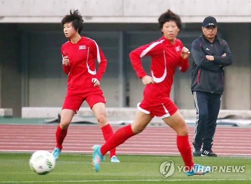 선수들 모습 지켜보는 김광민 감독     (오사카=연합뉴스) 한종찬 기자 = 28일(현지시간) 일본 오사카 얀마 스타디움에서 북한 올림픽 여자 축구대표팀 김광민 감독이 선수들의 훈련 모습을 지켜보고 있다. 대한민국 올림픽 여자 축구대표팀은 29일 북한과 2016 리우올림픽 아시아지역 최종예선 1차전을 갖는다. 2016.2.28     saba@yna.co.kr
