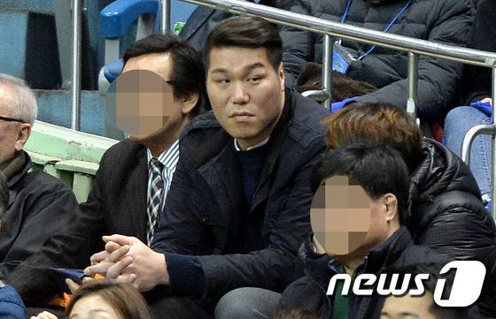 방송인으로 활동중인 전 농구 선수 서장훈이 29일 오후 서울 잠실실내체육관에서 열린 2015-2016 KCC 프로농구 6강 플레이오프 3차전 안양 KGC 인삼공사와 서울 삼성 썬더스의 경기를 관전하고 있다. 2016.2.29/뉴스1 © News1 이광호 기자