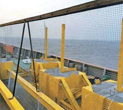 실종자 유실 방지를 위해 세월호 주변에 설치할 높이 3m의 철제 펜스. [사진 해양수산부]