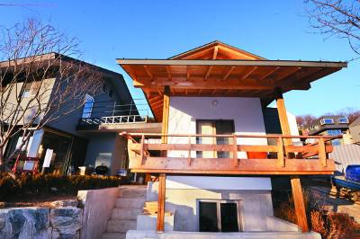 본채(왼쪽)와 별채. 본채와 별채 사이의 공간은 마당처럼 사적인 공간의 효과를 낸다.