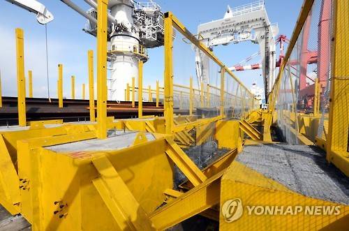 세월호 주변에 설치할 철제 펜스     (목포=연합뉴스) 박철홍 기자 = 29일 오후 전남 목포신항에 지난 26일 상하이에서 세월호를 두를 가로 200m, 세로 160m, 높이 3m의 펜스를 싣고 출항한 세월호 인양 업체인 중국 상하이샐비지 소속 센치엔호(7천t)가 도착해 있다. 센티엔호는 통관절차를 마치고 진도군 세월호 침몰해역으로 이동해 침몰한 세월호 선체 주변에 펜스로 3만2천㎡의 유실방지 공간을 만드는 작업에 투입된다.