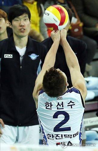 (인천=연합뉴스) 윤태현 기자 = 31일 인천 계양체육관에서 열린 남자프로배구 인천 대한항공 점보스와 안산 OK저축은행 러시앤캐시의 경기에서 대한항공 한선수가 리시브하고 있다. 2016.1.31 tomatoyoon@yna.co.kr