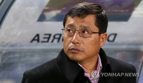 생각에 잠긴 김광민 감독     (오사카=연합뉴스) 한종찬 기자 = 29일 오후 일본 오사카 얀마 스타디움에서 열린 2016 리우올림픽 여자축구 아시아지역 최종예선 대한민국과 북한의 경기. 북한 김광민 감독이 잠시 생각에 잠겨있다. 2016.2.29      saba@yna.co.kr