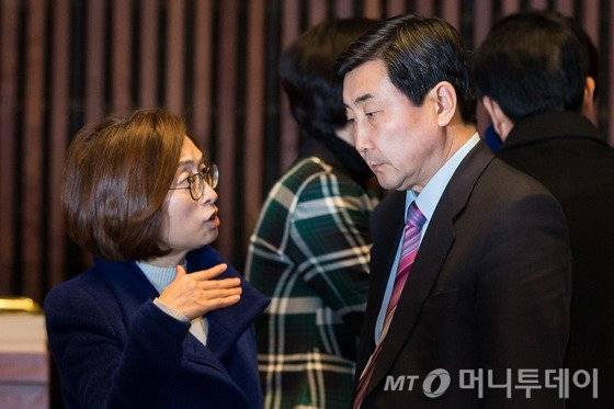 이종걸 더불어민주당 원내대표(오른쪽)와 은수미 의원. 2016.2.29/뉴스1  <저작권자 © 뉴스1코리아, 무단전재 및 재배포 금지>