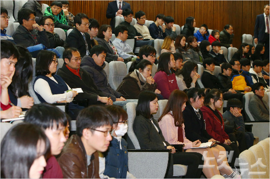 야당의 테러방지법의 본회의 의결을 막기 위한 무제한 토론(필리버스터) 엿새째인 28일 오후 서울 여의도 국회를 찾은 시민 방청객들이 토론 발언을 듣고 있다. (사진=박종민 기자)