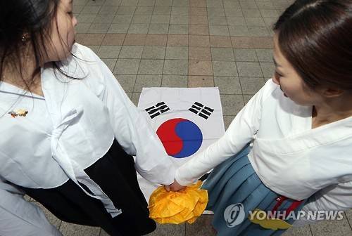 "굴욕적 위안부 합의 무효!" 주장      (서울=연합뉴스) 김주형 기자 = 서울겨레하나 서울운동본부 관계자들이 3·1 절인 1일 오후 종로구 보신각 앞에서 5분간 정지한 모습을 보여주는 '굴욕적 한,일 위안부 합의 무능 외교의 상징 ㅂㄱㅎ를 멈춰라!' 스탑모션 퍼포먼스를 진행하고 있다. 서울겨레하나 관계자는 'ㅂㄱㅎ' 은 박근혜 대통령의 초성이라고 밝혔다. 2016.3.1     kjhpress@yna.co.kr