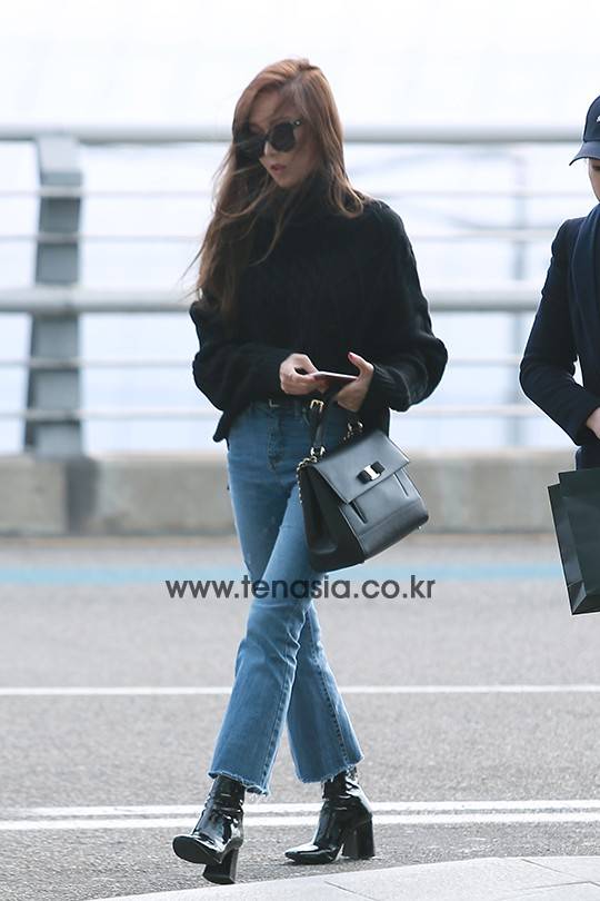 제시카가 출국장으로 향하고 있다.