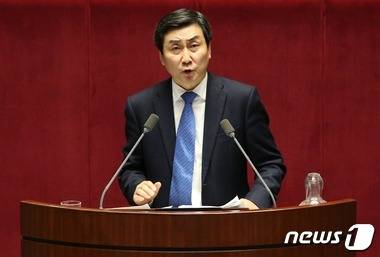 필리버스터 마지막 주자인 이종걸 더불어민주당 원내대표가 2일 오전 서울 여의도 국회 본회의장에서 테러방지법 수정을 요구하는 무제한 토론을 하고 있다. 2016.3.2/뉴스1 © News1 오대일 기자