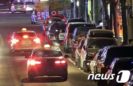 스마트폰 장물거래를 위해 액정 불빛을 비춰 신호를 보내는 장물업자의 모습 © News1