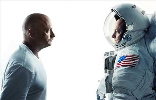 NASA의 쌍둥이 연구에 참여한 우주인 스콧 켈리(오른쪽)와 지구에 남은 쌍둥이 형 마크 켈리/NASA
