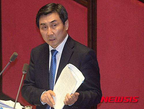 【서울=뉴시스】조수정 기자 = 필리버스터 마지막 주자인 더불어민주당 이종걸 원내대표가 2일 오후 서울 여의도 국회 본회의장에서 테러방지법 수정을 요구하는 무제한 토론을 하던 중 시민 활동가들과 만든 더불어민주당의 테러방지법 수정안을 들어보이고 있다. 2016.03.02. chocrystal@newsis.com