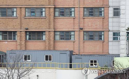 컨테이너 교장실     (안산=연합뉴스) 홍기원 기자 = 2일 개학한 경기도 안산시 단원고등학교에 컨테이너 교장실이 설치되어 있다. 단원고는 세월호 참사 당시 2학년 학생들이 사용하던 '존치 교실'로 인해 교실 부족 문제를 겪게 되자 교장실을 건물 밖 컨테이너로 옮겼다.