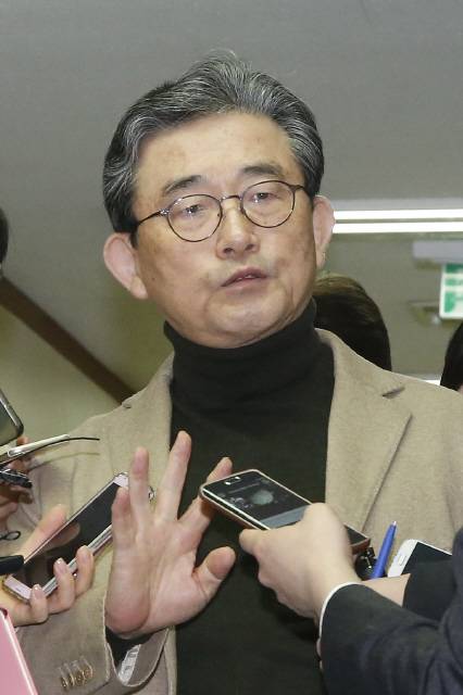 이한구 새누리당 공천관리위원장이 3일 오전 서울 영등포구 여의도 당사로 들어서며 기자들의 질문에 답하고 있다.  이정아 기자 leej@hani.co.kr