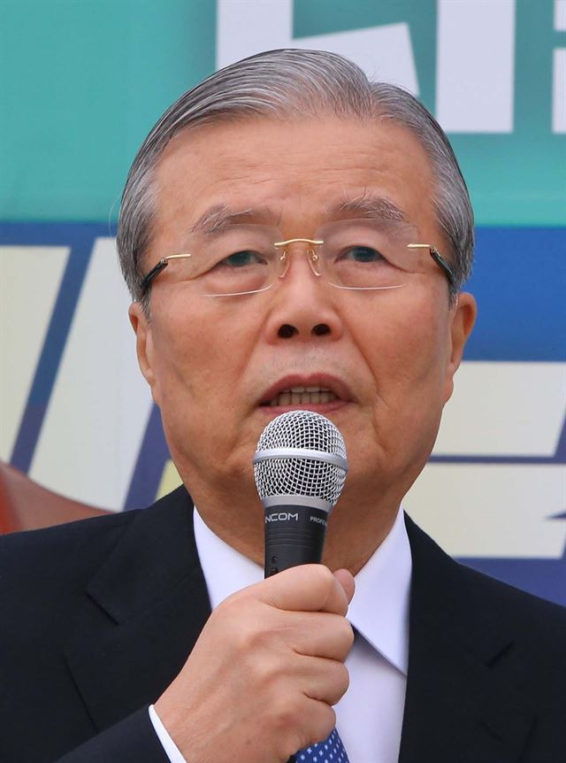 국민의당에 야권 통합을 제안한 김종인 더불어민주당 비상대책위 대표가 3일 오전 국회에서 열린 정책의자 발대식 행사에 참석해 인사말을 하고 있다. 오대근기자 inliner@hankookilbo.com