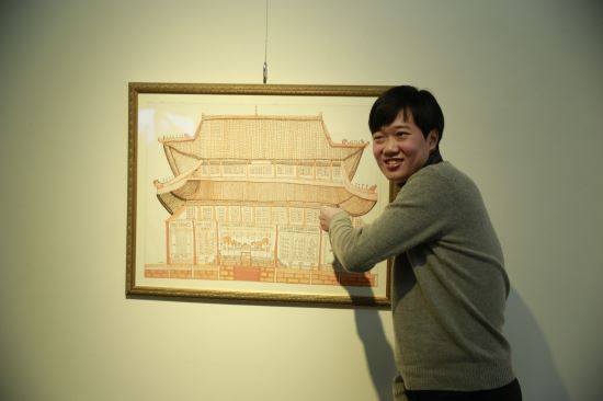 서울 강남구 일원로 밀알미술관에서 최근 만난 발달장애인 이인석씨가 자신의 작품 ‘경복궁’ 앞에서 환하게 웃고 있다. 전호광 인턴기자