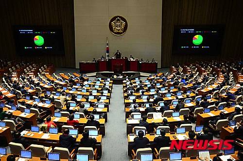 【서울=뉴시스】전신 기자 = 2일 서울 여의도 국회 본회의장에서 열린 제340회 국회(임시회) 제7차 본회의에서 공직선거법 일부개정법률안이 재석 244인 찬성 174인 반대 34인 기권 36인으로 가결되고 있다. 2016.03.03.   photo1006@newsis.com