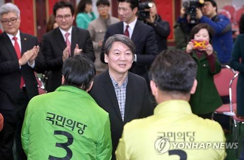 국민의당 후보 격려하는 안철수      (부산=연합뉴스) 조정호 기자 = 안철수 국민의당 상임공동대표가 3일 오후 부산여성회관에서 '부산청년여성과 함께 희망을 꿈꾸다'를 주제로 열린 국민콘서트에서 예비후보들과 악수하고 있다.