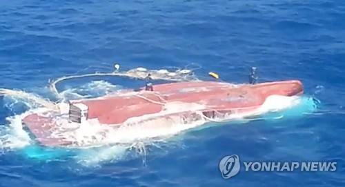 전복 어선 수색      (포항=연합뉴스) 선원 7명을 태우고 조업하다가 실종된 어선이 나흘 만에 포항 호미곶 동쪽 61마일 해상에서 뒤집힌 채 발견됐다. 포항해경과 구조대원들이 선원 구조작업을 벌이고 있다. 2016.3.3 << 포항해경 >>         shlim@yna.co.kr