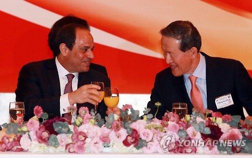 반갑습니다     (서울=연합뉴스) 박동주 기자 = 압델 파타 엘시시 이집트 대통령과 허창수 전경련 회장이 3일 서울 롯데호텔에서 열린 이집트 대통령 초청 경제5단체 만찬에서 잔을 부딪치고 있다.
