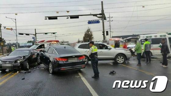 4일 오후 4시30분께 전북 김제시 상동 폴리텍 대학 인근 순동 사거리에서 황산에서 익산 방면으로 직진하던 구급차량과 전주에서 익산 방면으로 우회전 하던 토스카(운전자 김모씨45) 차량, 전주에서 황산 방면으로 1차선에서 직진하던 K5 차량(운전자 김모씨47여)과 2차선에서 운행 중이던 싼타페 차량이 충돌해 경찰과 소방이 사건 수습을 하고 있다.2016.3.4/뉴스1 © News1 박아론 기자